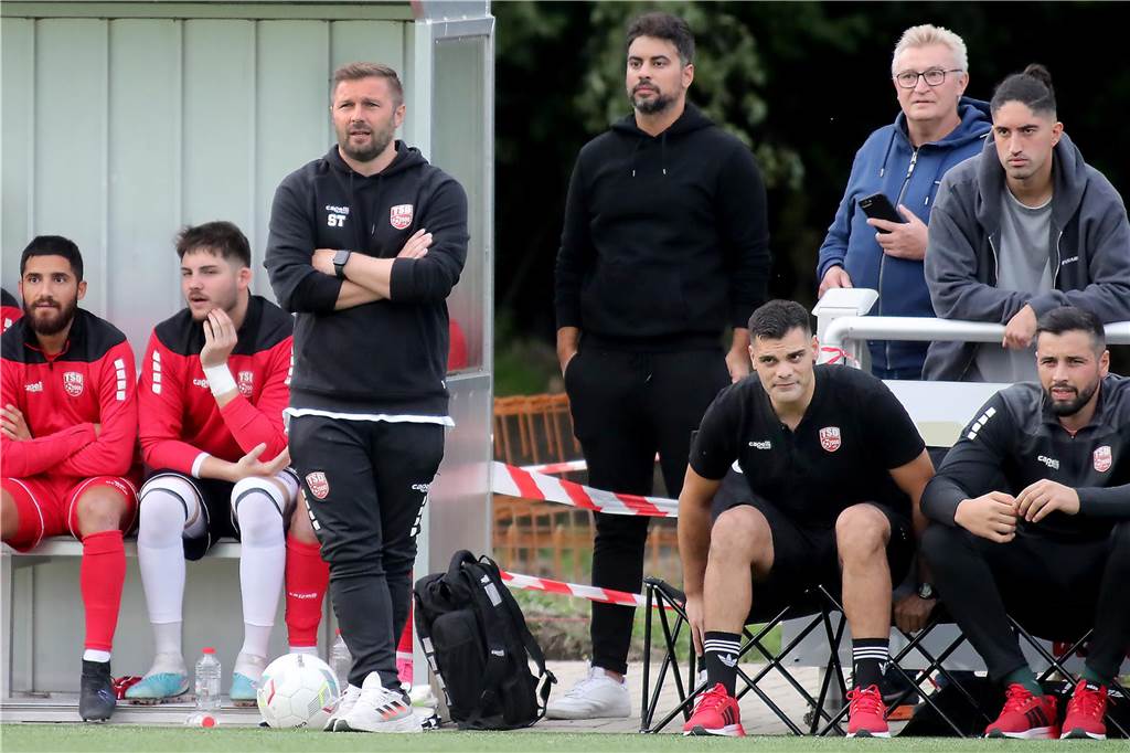 Sebastian Tyrala steht am Fußballfeld.