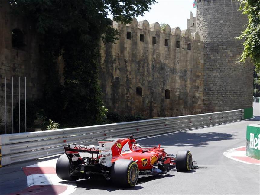 Die Tücken von Baku: Vettel und Hamilton suchen Titelform Sebastian Vettel belegte im Training nur Rang fünf. Foto: Darko Bandic