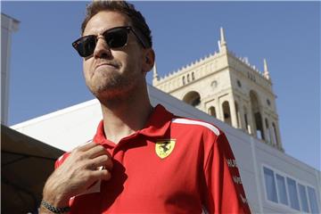 Sebastian Vettel erwartet beim Großen Preis von Aserbaidschan in Baku einen Dreikampf um den Sieg. Foto: Luca Bruno/AP