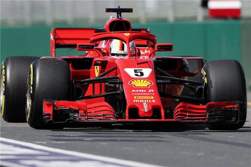 Vettels Loria noch nicht top - Hamilton fährt vorneweg Sebastian Vettel fährt in seinem Ferrari kehrt als Erster auf die Strecke in Melbourne. Foto: Dave Acree/AAP