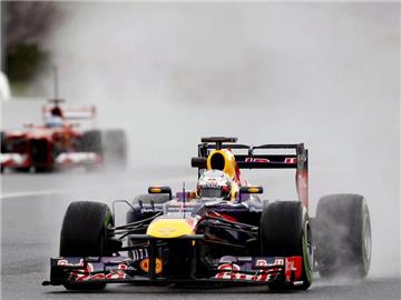 Sebastian Vettel fuhr mit seinem neuen Red Bull Racing bei Regen Testrunden. Foto: Alberto Estevez