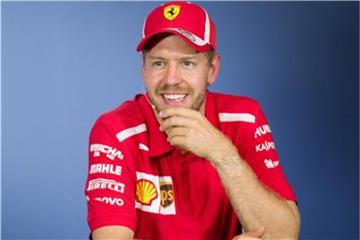 Sebastian Vettel hat bei der Pressekonferenz nach dem Rennen gut lachen: Er ist wieder Spitzenreiter in der WM-Wertung. Foto: Georg Hochmuth/APA