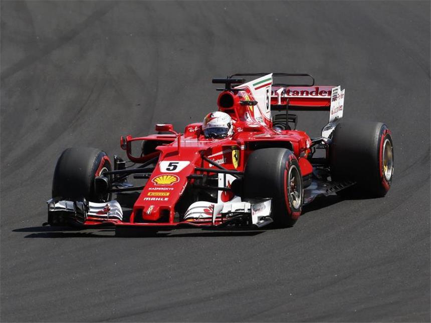 Schwerstarbeit mit schiefem Steuer: Vettel siegt in Ungarn Sebastian Vettel hat mit dem Sieg auf dem Hungaroring seinen Vorsprung auf Lewis Hamilton ausgebaut. Foto: Darko Bandic