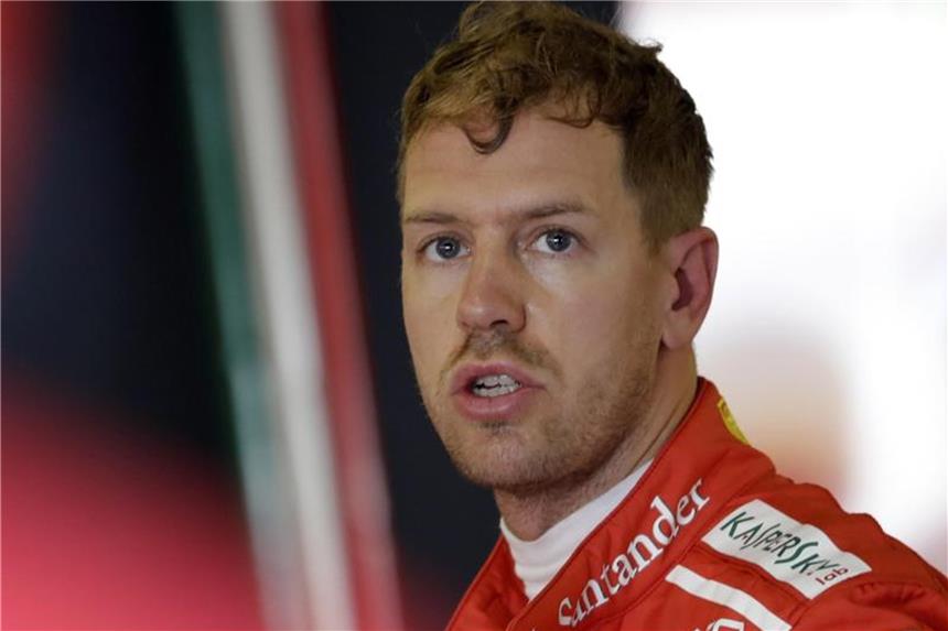 Vettel vor letzter Quali: „Ein bisschen was rausquetschen“ Sebastian Vettel hofft noch einmal auf perfekte Arbeit seiner Ferrari-Mechaniker. Foto: Luca Bruno