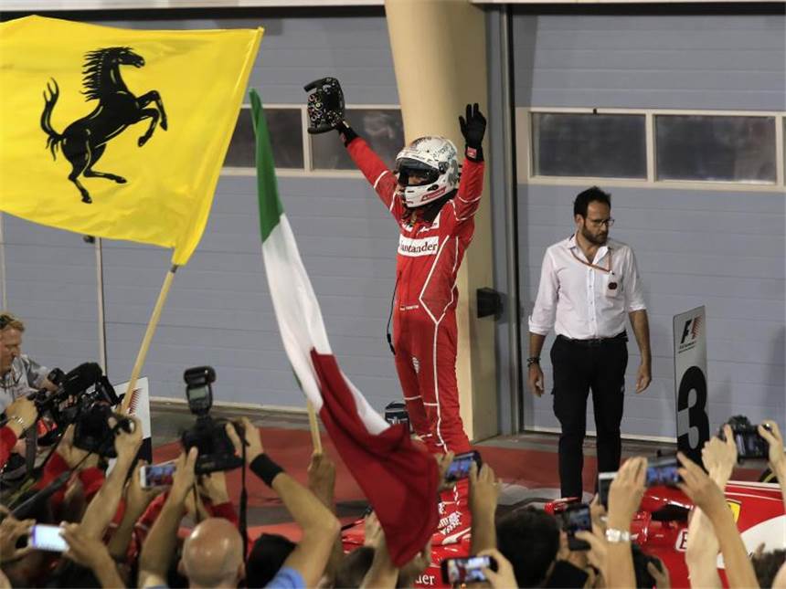Vettel-Freude nach dem Bahrain-Feuerwerk Sebastian Vettel holte sich den Sieg beim Großen Preis von Bahrain. Foto: Hassan Ammar