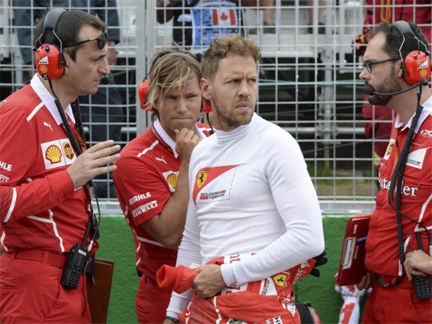Vettel droht Rennsperre nach Rammbock-Eklat Sebastian Vettel kassiert nach seinem Manöver gegen Hamilton weitere Strafpunkte. Foto: Paul Chiasson