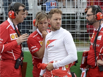 Sebastian Vettel kassiert nach seinem Manöver gegen Hamilton weitere Strafpunkte. Foto: Paul Chiasson