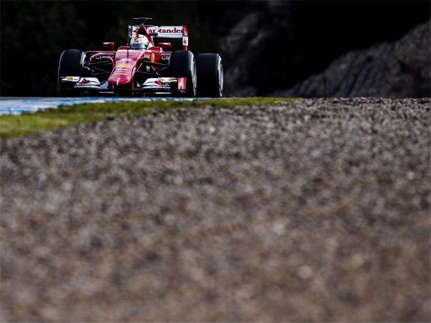 Hamilton von Wasser-Leck gestoppt - Vettel Schnellster Sebastian Vettel kommt gut mit seinem Ferrari zurecht. Foto: Jorge Zapata
