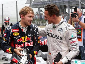 Sebastian Vettel (l) betet für Michael Schumacher. Foto: Jens Büttner