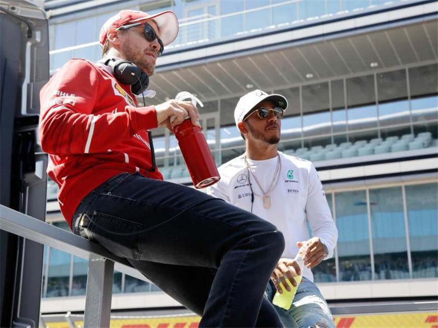 Vettel setzt auf Ferrari-Sieg in Monaco Sebastian Vettel (l) und sein Konkurrent Lewis Hamilton werden voraussichtlich auch den Sieg in Monaco unter sich ausmachen. Foto: Pavel Golovkin