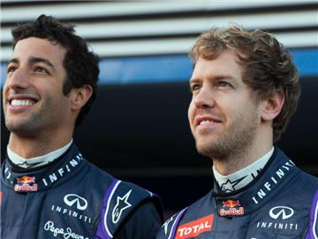 Sebastian Vettel (r) teilt sich die Testfahrten mit seinem neuen Teamkollegen Daniel Ricciardo. Foto: Jens Buettner