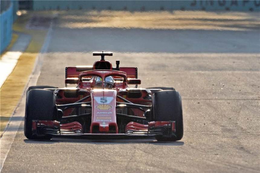 Vettel Erster im Abschlusstraining in Singapur Sebastian Vettel rast in Singapur im Ferrari über die Strecke. Foto: Xinhua