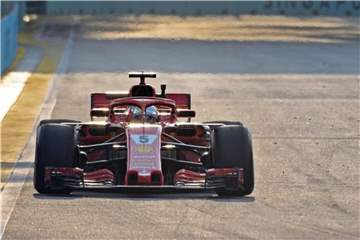 Sebastian Vettel rast in Singapur im Ferrari über die Strecke. Foto: Xinhua