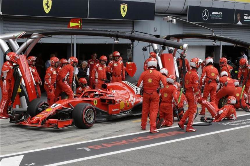 Das muss man zum Großen Preis von Singapur wissen Sebastian Vettel und seine Ferrari-Crew wollen in Singapur den Sieg. Foto: Luca Bruno/AP