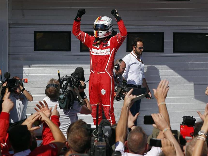 Ungarn-Sieg ein schlechtes Omen für Formel-1-Titeljäger Sebastian Vettel vom Team Scuderia Ferrari jubelt über seinen Sieg beim Grand-Prix von Ungarn. Foto: Darko Bandic