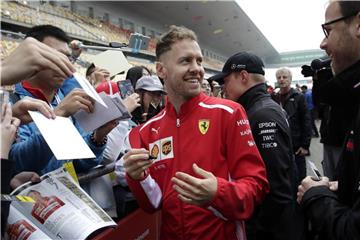 Sebastian Vettel will die silberne Formel-1-Konkurrenz in Shanghai angreifen. Foto: Andy Wong