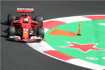 Sebastian Vettel wurde beim Training zum Großen Preis von Mexiko von einem im Cockpit geplatzten Feuerlöscher überrascht. Foto: Jorge Arciga/NOTIMEX