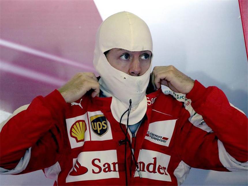 Hamilton wehrt Vettel-Angriff mit Fabelrunde ab Sebastian Vettel zieht sich nach seiner zweitschnellsten Runde um. Foto: Alberto Estevez