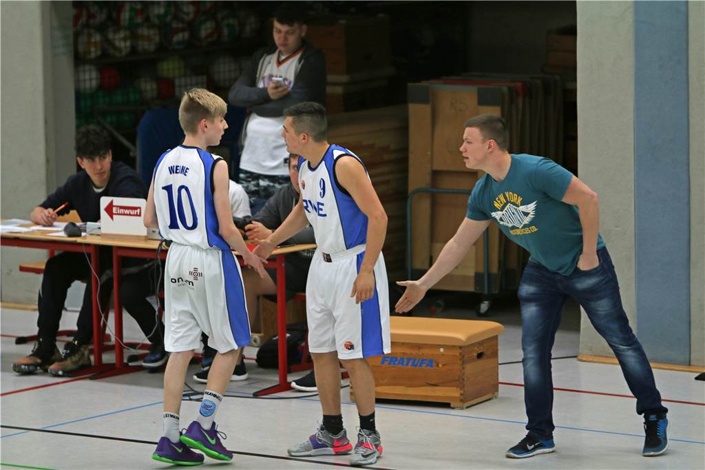 „Motivation ist im Keller“: Vereine und ihr Problem, Kinder während Corona für Sport zu begeistern Sebastian Voigt mit jungen Basketballern der LippeBaskets Werne.