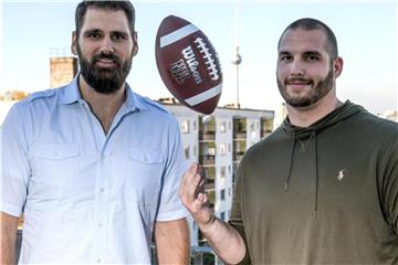 Sebastian Vollmer (l) und Björn Werner werben für die Zukunft von American Football in Deutschland. Foto: Jörg Carstensen