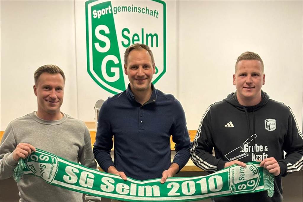 SG Selm reagiert auf Trainer-Rücktritt von Marcel Seidel Sebastian Wessel hält einen Schal in die Kamera.