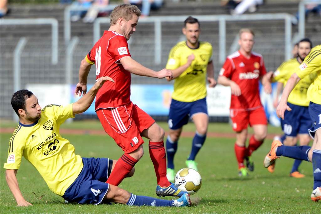„Edin Terzić war genau das Gegenteil von mir“ Sebastian Westerhoff (am Ball), hier 2015 im Dress der Spvgg. Erkenschwick im Stimberg-Stadion, hat als Trainer beim TuS Ennepetal zuletzt 1:1 gegen die "Schwicker" gespielt.