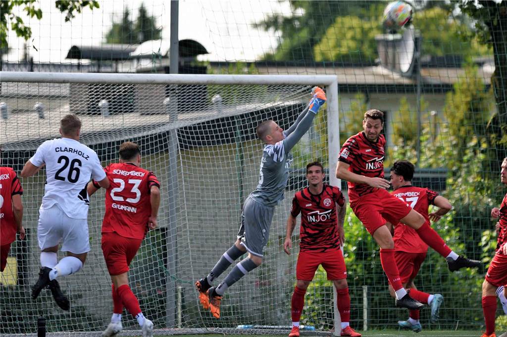 Hiobsbotschaft für den SV Schermbeck: Für einen Leistungsträger ist die Hinrunde zu Ende Sebastian Wickl faustet den Ball
