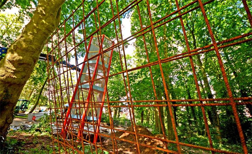 Hoch hinaus auf dem neuen Rutschenturm Sechs Etagen, insgesamt acht Meter hoch und mit einer Rutsche ausgestattet, die quer über den Weg führt: Der neue Rutschenturm ist ein echter Hingucker.