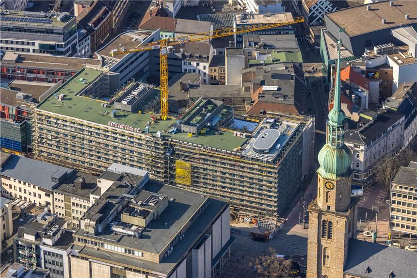 Sechs Geschosse hoch ist der Neubau des „Basecamp“ an der Kampstraße direkt gegenüber der Reinoldikirche.