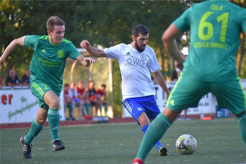 Schwerter Fußballer (27): Frühes Karriereende, jetzt Lehrgang mit Sandro Wagner Sechs Jahre lang spielte Florian Bartel (li.) in der Bezirksliga für den ETuS/DJK Schwerte.