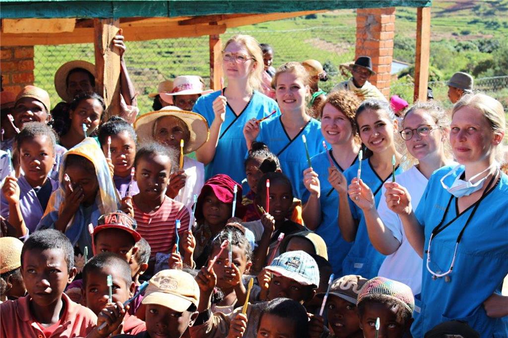 Junge Zahnärztin aus Aplerbeck hat ehrenamtlich auf Madagaskar gearbeitet Sechs jung Zahnärztinnen bekämpften vier Wochen lang ehrenamtlich die Karies auf Madagaskar. Besser gesagt, sie versuchten es. Am Ende waren die meisten Zähne der Patienten gezogen.