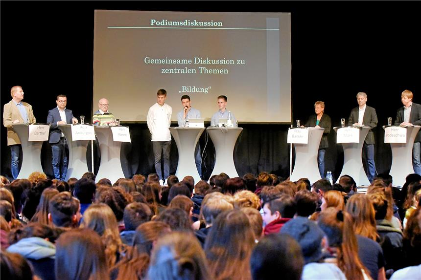 Kandidatenrunde mit 900 Schülern Sechs Kandidaten, drei Moderatoren und 900 Schüler – das war die Ausgangslage am Dienstagmorgen in der Rohrmeisterei.