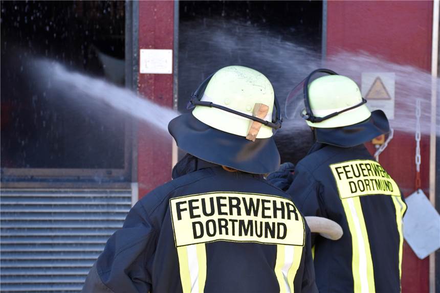 Brand auf Schulgelände in Aplerbeck: Feuerwehr löscht mit Strahlrohr und Schaum Sechs Kräfte der Feuerwache Neuasseln waren auf dem Hof der Realschule im Einsatz (Symbolbild).