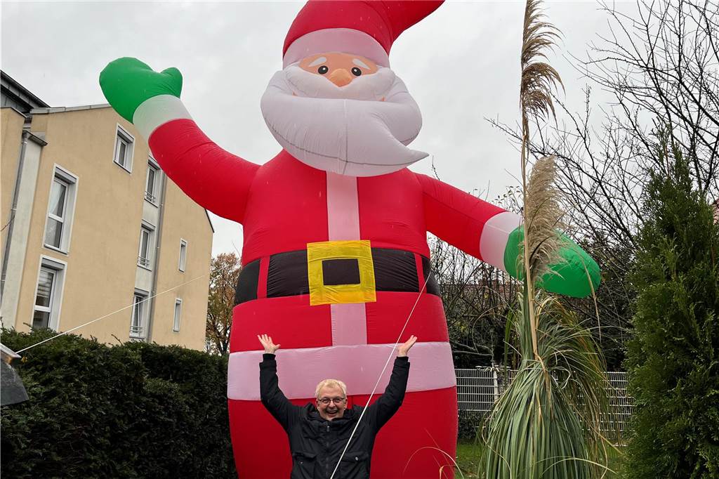 Sechs Meter hoher Weihnachtsmann im Vorgarten Sechs Meter misst der Weihnachtsmann, der von vier Spannseilen gehalten werden muss. In der Nachbarschaft ist er von Beginn an beliebt.