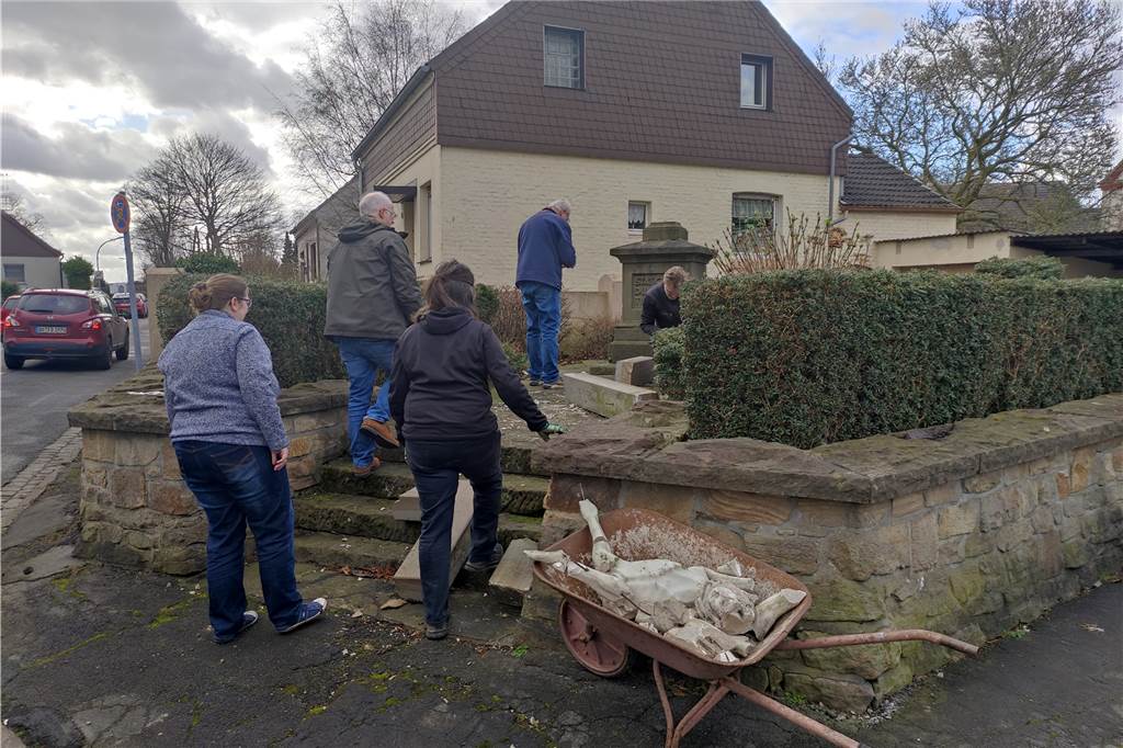 Jesus in der Schubkarre: Sturm hat über 100 Jahre altes Kreuz vernichtet Sechs Mitglieder der St.-Michael-Gemeinde haben bereits am Samstagsmorgen den Platz, auf dem das Kreuz stand, gesäubert.