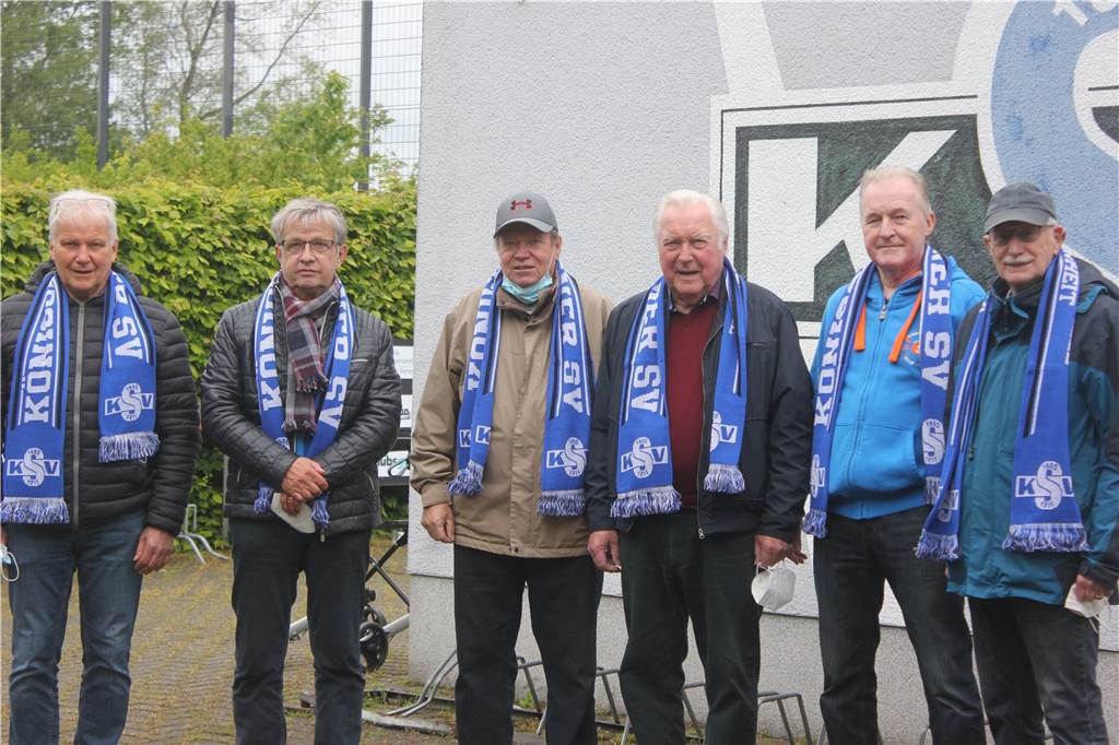 BV Königsborn feiert vor 10.000 Zuschauern den Aufstieg in die dritte Liga Sechs Protagonisten aus der BVK-Meistermannschaft von 1971: v. li. Heinz-Jürgen Albert, Harald Raack, Klaus Kater, Helmut Struwe, Heiko Dropp und Peter Höhno.