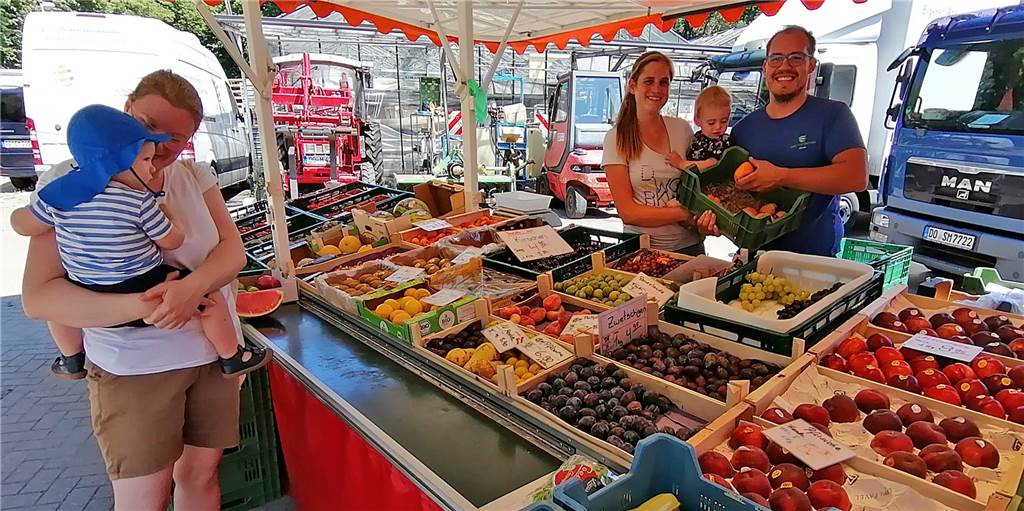 Frisch vom Feld auf den Markt: Gemüsehandel in Dortmund ist Familienprojekt Sechs Tage in der Woche steht der Verkaufswagen von Obst und Gemüse Michels auf Wochenmärkten. Sonntags verkaufen Nina und Sascha Michels ihre Produkte auf dem Hof in Mengede.
