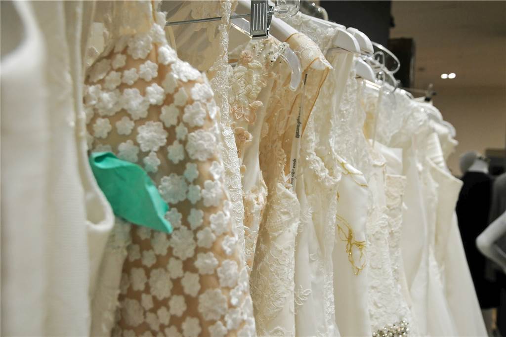 Ruth Bürkle verkauft seit 25 Jahren Designer-Mode aus zweiter Hand Secondhand-Brautkleider sind ein wichtiger Teil des Angebots. Dabei achtet Bürkle unter anderem auf den Wäscherei-Zettel.