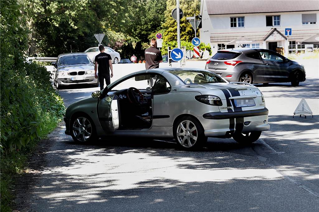 Kontrollen und Abschleppaktion an den Silberseen: Behörden greifen durch Security-Mitarbeiter setzten am Sonntag die Sperrung der Quarzwerkestraße durch.
