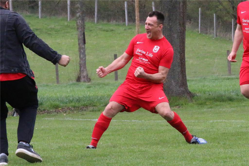 FC Bönen 2023 hat neuen Trainer gefunden: Routinierter Stürmer übernimmt das Kommando Sedat Cakir trainiert künftig den FC Bönen in der Kreisliga D. Hier lässt er sich von RW Unna für den 3:2-Siegtreffer in Bausenhagen feiern.