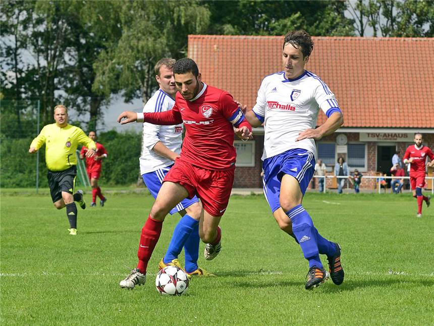 Sedat Semer (Mitte, TSV Ahaus) setzt sich hier gegen die Ottensteiner Fußballer Marc Schlüter (l.) und Jan Benkhoff (r.) durch. Aufsteiger TSV musste zum Auftakt der neuen Saison eine 1:6-Heimschlappe gegen den FC Ottenstein hinnehmen.