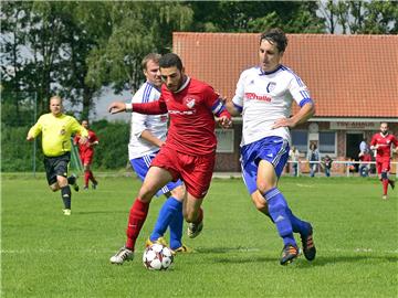 Sedat Semer (Mitte, TSV Ahaus) setzt sich hier gegen die Ottensteiner Fußballer Marc Schlüter (l.) und Jan Benkhoff (r.) durch. Aufsteiger TSV musste zum Auftakt der neuen Saison eine 1:6-Heimschlappe gegen den FC Ottenstein hinnehmen.