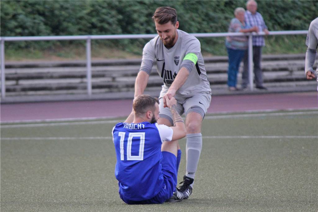 Castrop-Rauxeler Kult-Kapitän trägt plötzlich bei der SG Castrop die Binde Sefa Bal (hinten) half als Kapitän von Eintracht Ickern im Jahr 2019 dem Habinghorster Dennis Teuber auf die Beine.