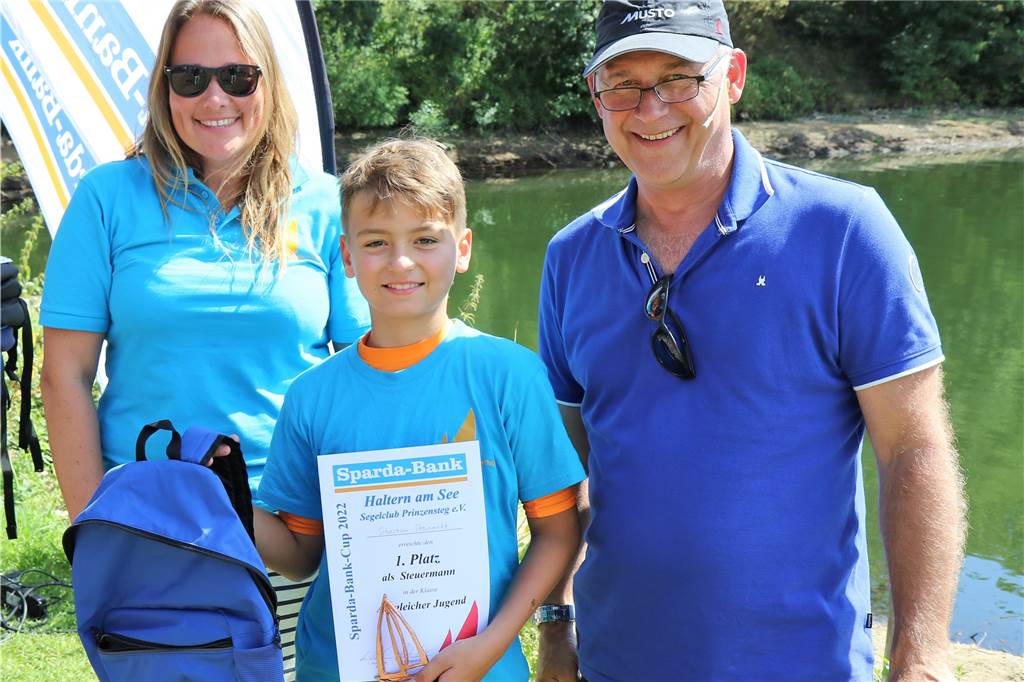 Sparda Bank Cup 2022: Traditionsregatta auf dem Halterner Stausee - ein Boot gewinnt drei Rennen Segel-Youngster Sebastian Steinmetz bekommt hier die Urkunde für den erste Platz überreicht.