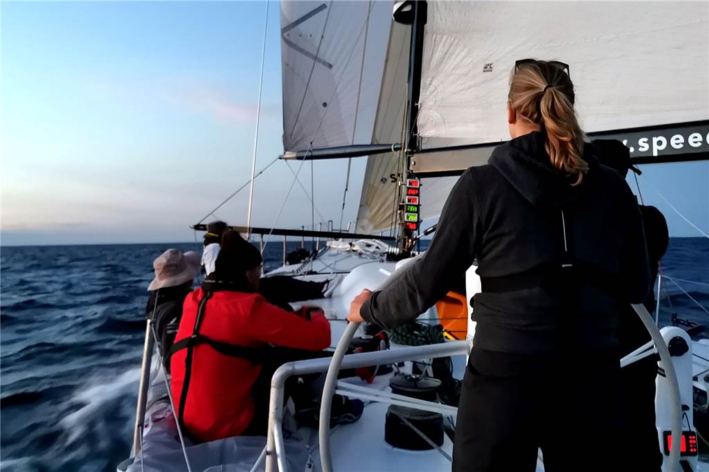 „Glücksmomente pur!“ - Ehepaar Ridder segelt auf High-Speed-Sportyacht Segeln in die Dämmerung: ein unvergessliches Erlebnis.