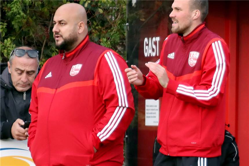 DJK TuS Körne vs. Türkspor Dortmund: Zweikampf der unterschiedlichen Philosophien Sehen sich auf Kurs: Die beiden Türkspor-Trainer Reza Hassani und Kevin Großkreutz.
