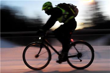 Sehen und gesehen werden: Gerade in den Abendstunden ist funktionierendes Licht auf dem Fahrrad besonders wichtig. Foto: Tobias Hase