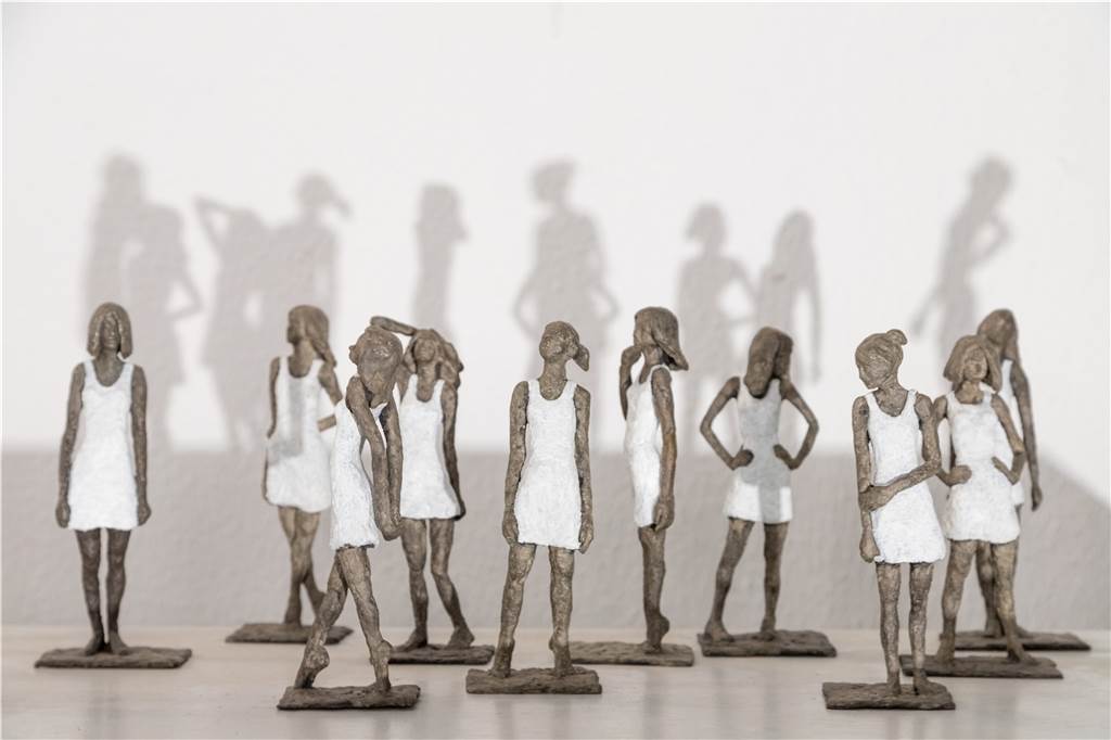 Neuer Verein KunstVest startet Kulturwoche mit sehenswerter Ausstellung Sehenswerte Skulpturen: "Mädchen mit Mini" von Susanne Kraißer.