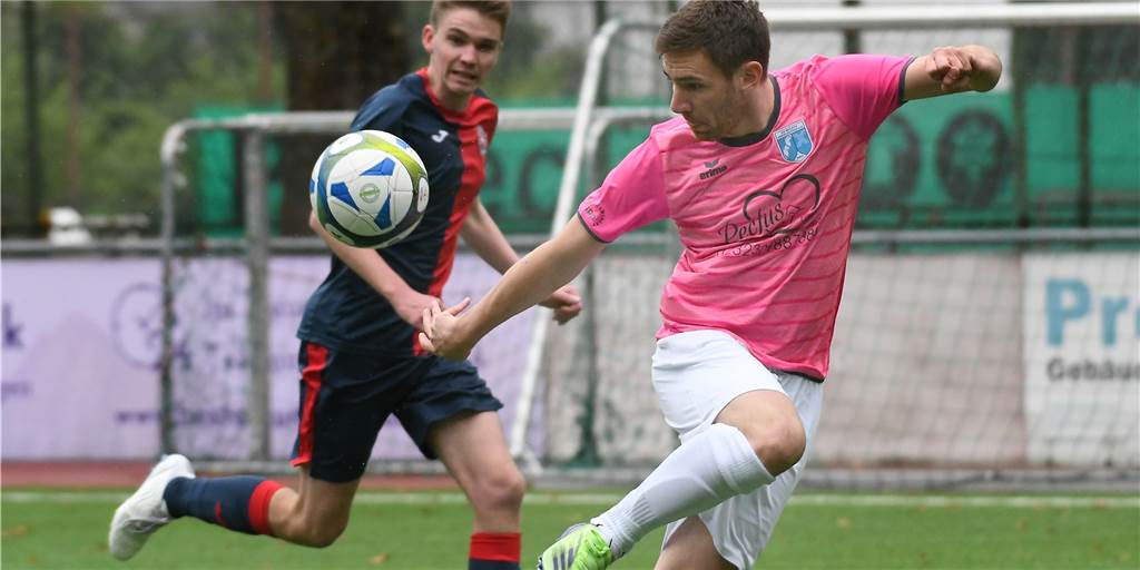 Sechs Spiele, fast 100 Fotos - Impressionen vom sechsten Spieltag zum Durchklicken Sehenswerte Szenen, wie hier die Ballannahme von Stefan Kitowski vom SV Wacker Obercastrop II gegen Westfalia Herne II, haben unsere Fotografen am sechsten Spieltag im Bild gebannt.