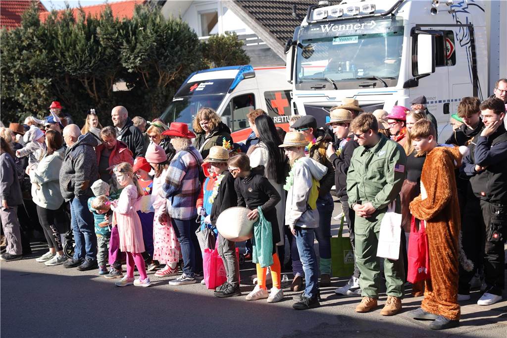 Nelkendienstagsumzug in Olfen: Tausende vereint im Auftrag des Lachens Sehnsüchtig warteten die tausenden Besucher an den Straßen auf den Umzug.
